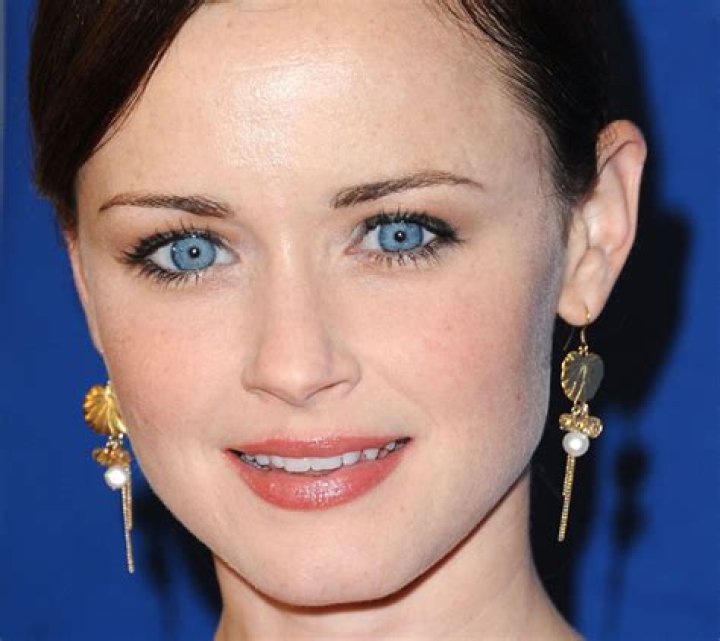 Mesmerizing Female Celebrities With Enchanting Blue Eyes And Alluring Brown Hair